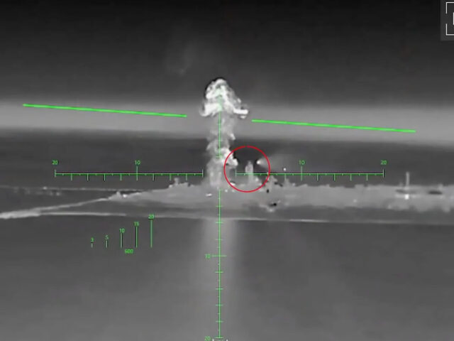 Os ucranianos enganaram seus drones explosivos de longo alcance para Um drone de asa fixa de longo alcance fica no chão de produção de uma fábrica.