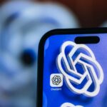 Os prompts de contato confiável aparecem em um smartphone.