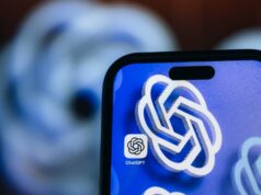Os usuários do ChatGPT agora podem escolher um contato confiável” Os prompts de contato confiável aparecem em um smartphone.