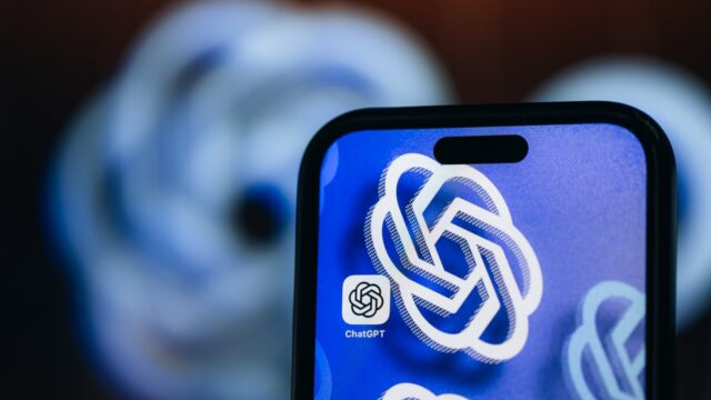 Os prompts de contato confiável aparecem em um smartphone.