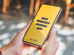 Os usuários pagantes do Bumble estão caindo, pois aposta em uma reformulação ainda este ano Bumble logo on smartphone screen