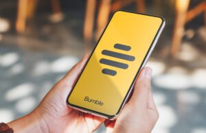 Os usuários pagantes do Bumble estão caindo, pois aposta em uma reformulação ainda este ano Bumble logo on smartphone screen