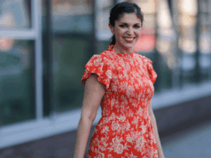 Os vestidos de primavera mais lisonjeiros da Amazon escondem habilmente a barriga BERLIM, ALEMANHA - 05 DE JULHO: Tina Haase usa casaco Maxi branco Gant, vestido maxi branco Nakd, sapatilhas de malha Arket, bolsa clutch de couro creme Arket, óculos de sol Cateye pretos Joseph em 05 de julho de 2025 em Berlim, Alemanha. (Foto de Christian Vierig/Getty Images)