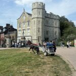 As famílias se reuniram para participar do Windsor Horse Drive em Berkshire no sábado, reunindo-se para um passeio de 21 quilômetros completo com paradas úteis em pubs