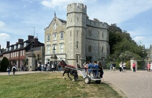 Os viajantes andam a cavalo e em carroças a poucos metros do Castelo de Windsor, apesar das regras que os proíbem de participar da amada Long Walk da realeza. As famílias se reuniram para participar do Windsor Horse Drive em Berkshire no sábado, reunindo-se para um passeio de 21 quilômetros completo com paradas úteis em pubs