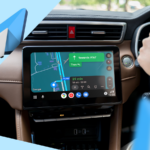 Logotipo do Android Auto flanqueado por ícones de polegar para cima e polegar para baixo.