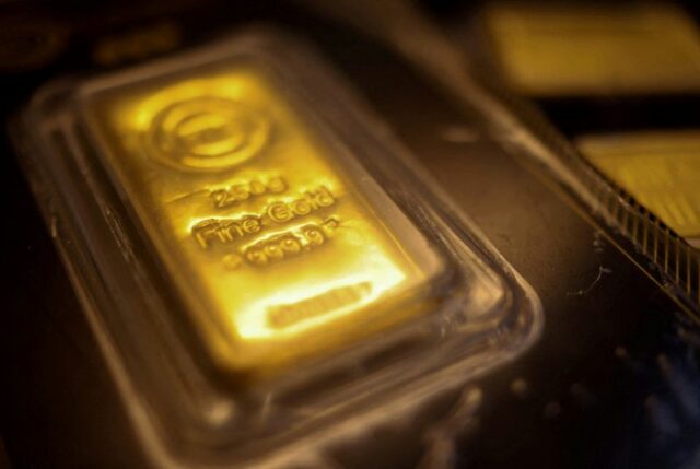 Ouro cai enquanto tensões EUA-Irã elevam o petróleo e alimentam temores de inflação
