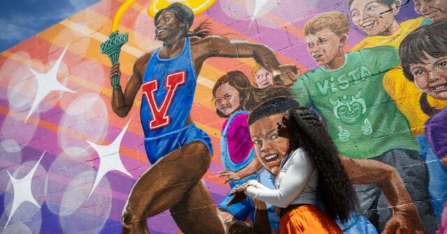 Outrora uma criança ‘doente’, a medalhista olímpica Brittany Brown agora tem um mural em sua escola primária
