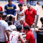 Faça chuva ou faça sol Yeng Guiao, do Elasto Painters, durante um jogo contra Barangay Ginebra Gin Kings nas semifinais da PBA Commissioner's Cup de 2026.