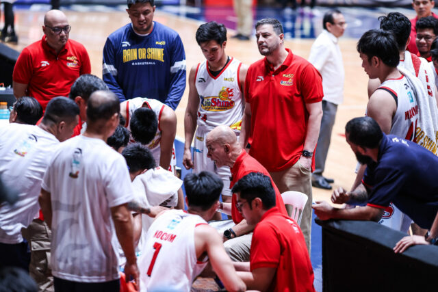 Faça chuva ou faça sol Yeng Guiao, do Elasto Painters, durante um jogo contra Barangay Ginebra Gin Kings nas semifinais da PBA Commissioner's Cup de 2026. 