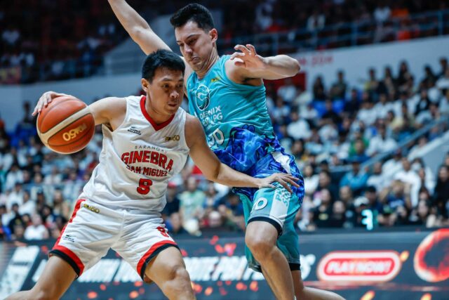Scottie Thompson, do Barangay Ginebra Gin Kings, durante um jogo contra o Phoenix Fuel Masters nas quartas de final da PBA Commissioner's Cup de 2026.