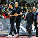 O diretor esportivo da SMC e governador da equipe Ginebra, Alfrancis Chua, durante um jogo contra Rain or Shine Elasto Painters nas semifinais da PBA Commissioner's Cup de 2026