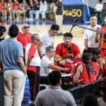 San Miguel Beermen durante uma reunião em um jogo contra o Terrafirma Dyip na PBA Commissioner's Cup de 2026