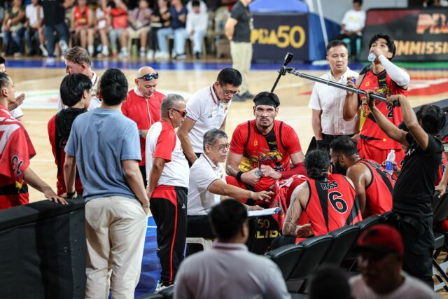 San Miguel Beermen durante uma reunião em um jogo contra o Terrafirma Dyip na PBA Commissioner's Cup de 2026