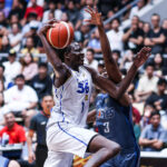 Bol Bol, do TNT Tropang 5G, durante um jogo contra o Meralco Bolts nas semifinais da PBA Commissioner's Cup de 2026.
