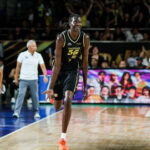 Bol Bol do TNT Tropang 5G durante um jogo contra o NLEX Road Warriors nas quartas de final da PBA Commissioner's Cup de 2026.