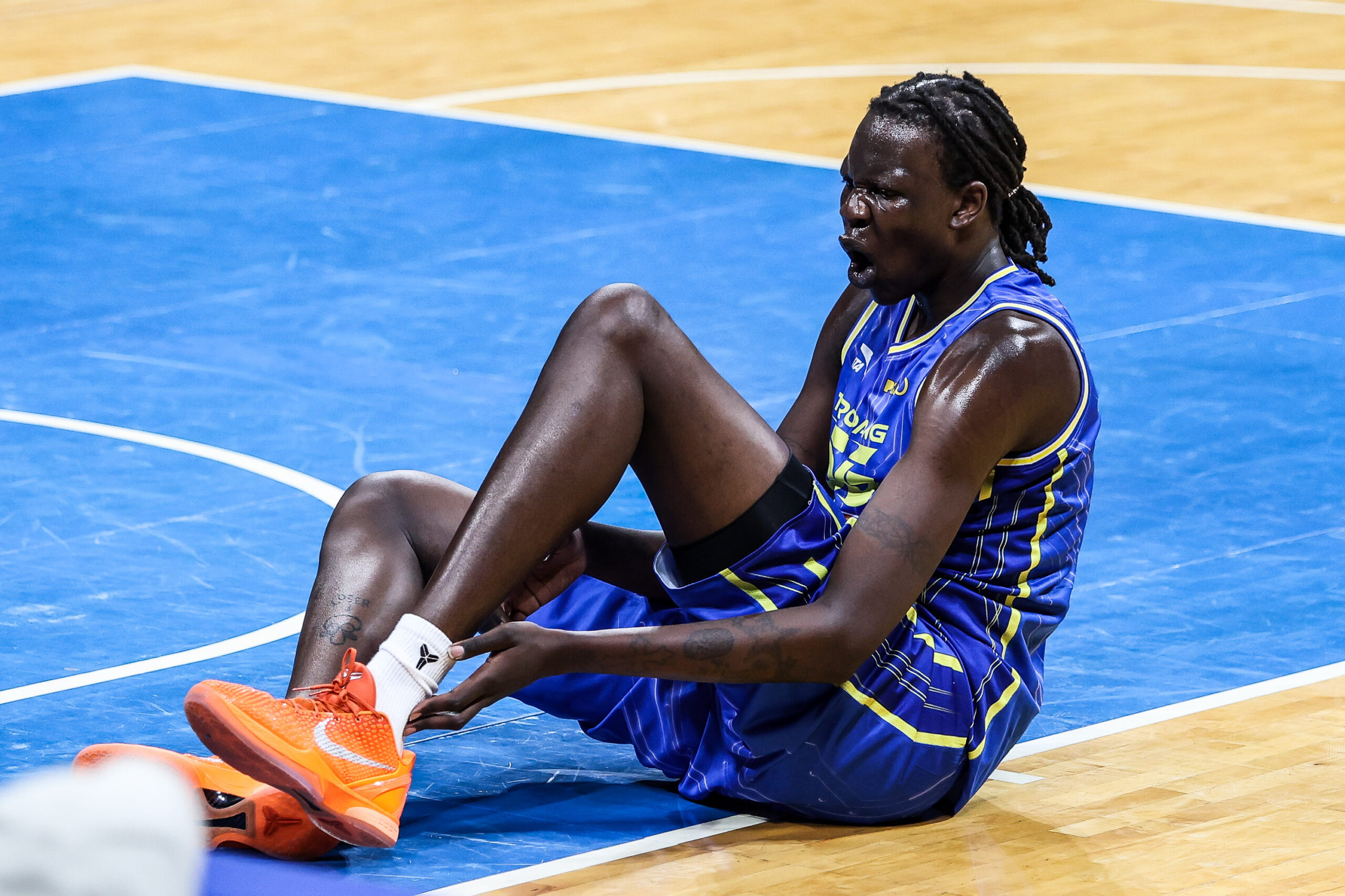 TNT Tropang 5G importado Bol Bol sofre uma lesão durante o jogo 2 das semifinais da PBA Commissioner's Cup contra Meralco Bolts.