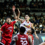 Faça chuva ou faça sol Caelan Tiongson, do Elasto Painters, durante um jogo contra Barangay Ginebra Gin Kings nas semifinais da PBA Commissioner's Cup de 2026, jogo 5.