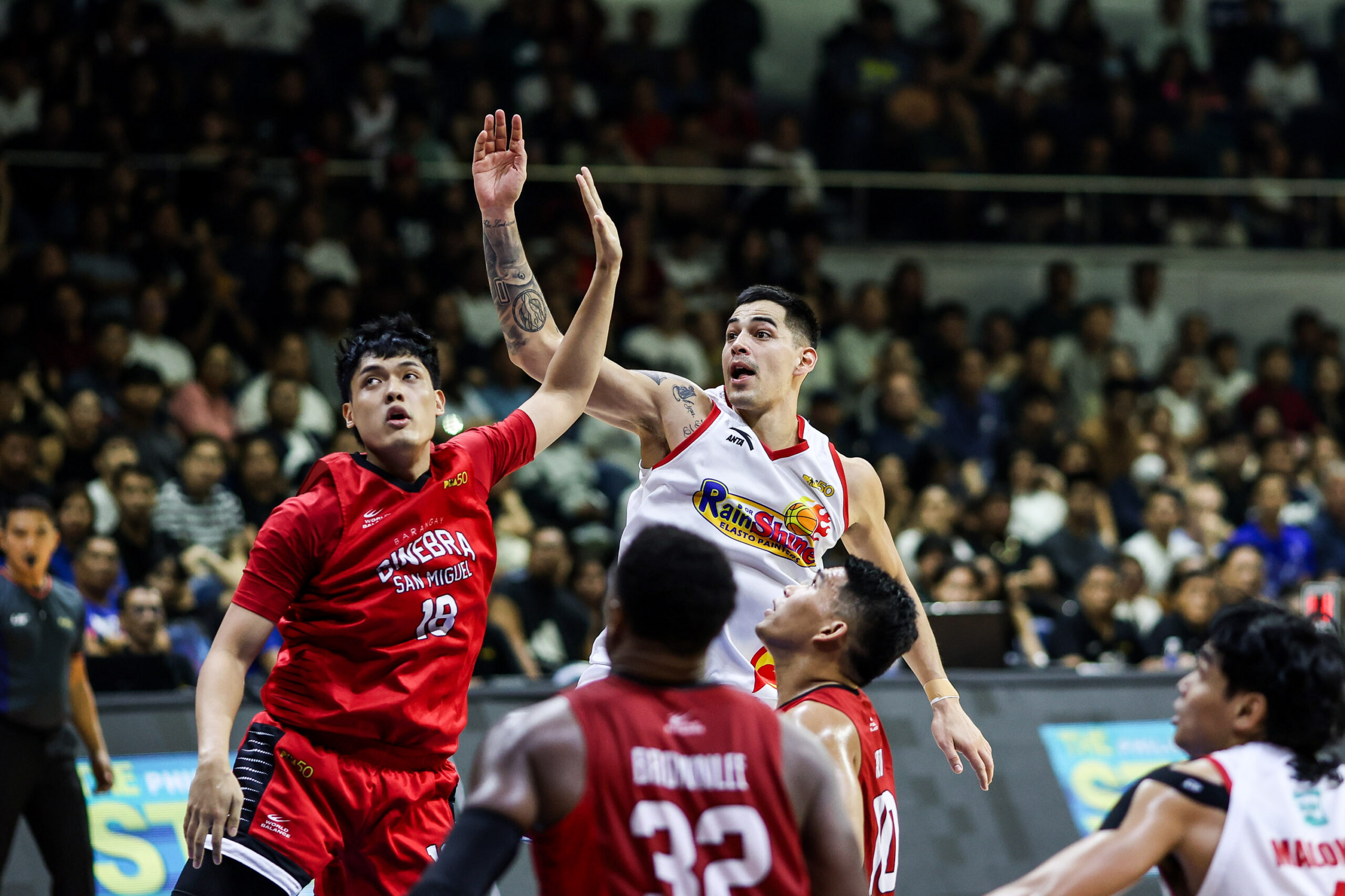 Faça chuva ou faça sol Caelan Tiongson, do Elasto Painters, durante um jogo contra Barangay Ginebra Gin Kings nas semifinais da PBA Commissioner's Cup de 2026, jogo 5.
