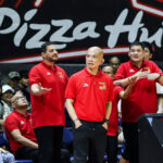 Faça chuva ou faça sol Yeng Guiao, do Elasto Painters, durante um jogo contra Barangay Ginebra Gin Kings nas semifinais da PBA Commissioner's Cup de 2026.