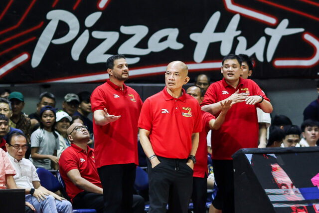 Faça chuva ou faça sol Yeng Guiao, do Elasto Painters, durante um jogo contra Barangay Ginebra Gin Kings nas semifinais da PBA Commissioner's Cup de 2026.