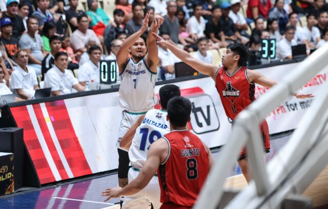 Juan Gomez de Liaño, da Converge FiberXers, durante um jogo contra a Blackwater, comandando a PBA Commissioner's Cup de 2026