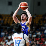 Ian Sangalang (com bola) e os Hotshots vivem para lutar mais um dia.