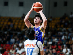 PBA: Faça chuva ou faça sol, Ginebra pretende contrariar a tendência de duas vezes melhor nas decisões Ian Sangalang (com bola) e os Hotshots vivem para lutar mais um dia.