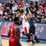 Barangay Ginebra Gin Kings importou Justin Brownlee durante um jogo nas semifinais da PBA Commissioner's Cup de 2026 contra Rain or Shine Elasto Painters.