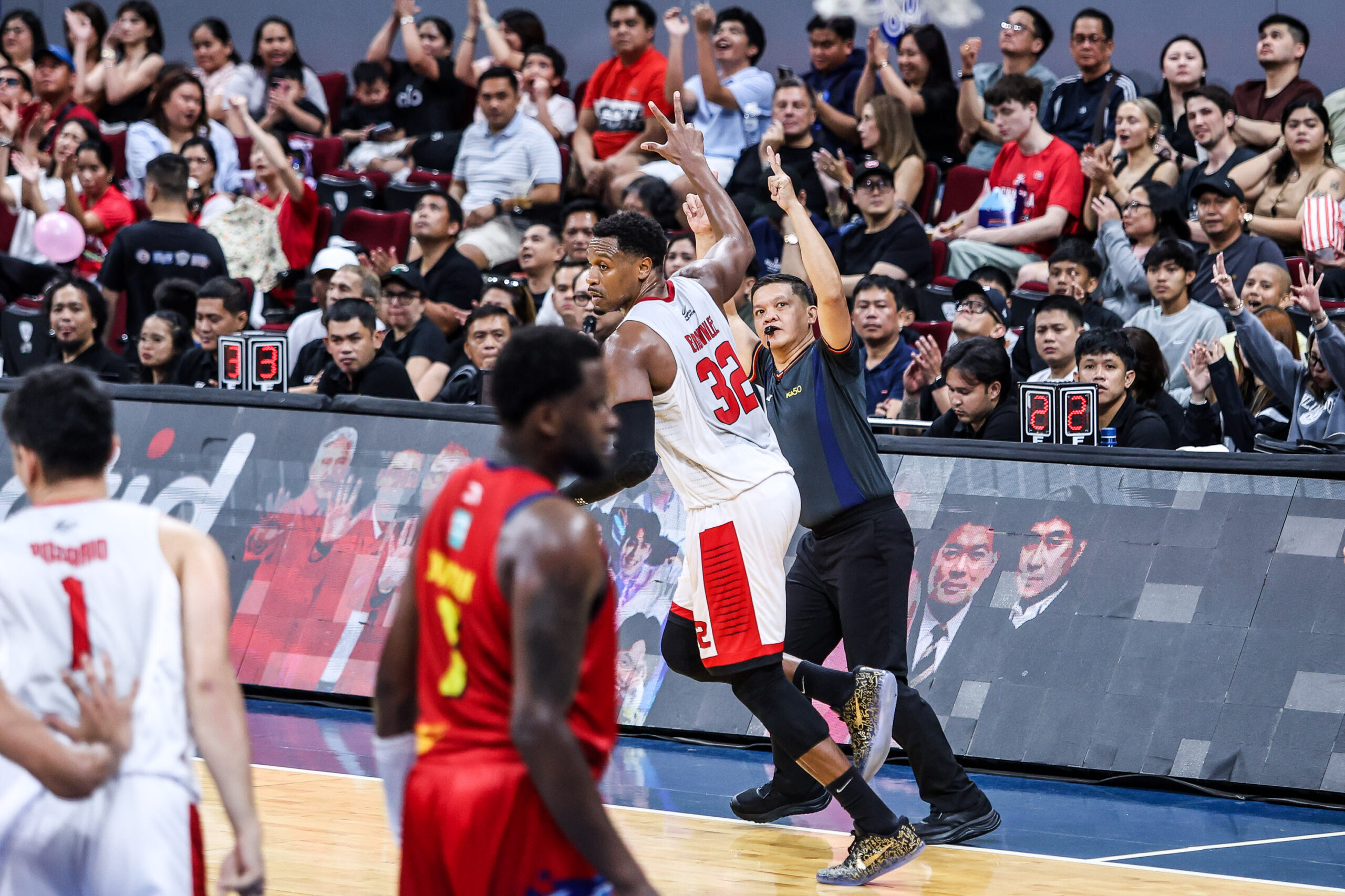 Barangay Ginebra Gin Kings importou Justin Brownlee durante um jogo nas semifinais da PBA Commissioner's Cup de 2026 contra Rain or Shine Elasto Painters.