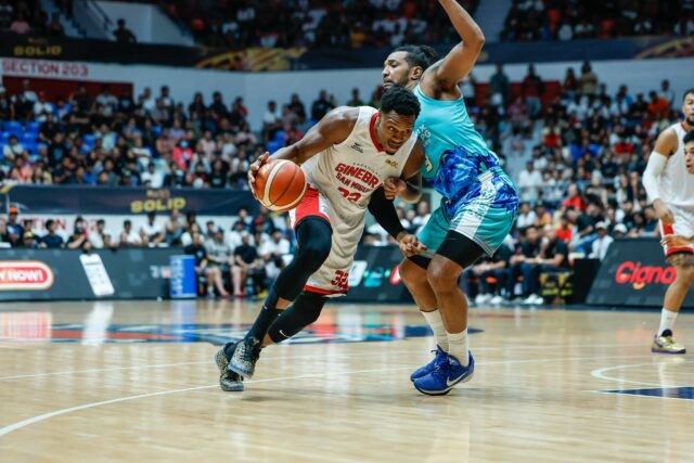 Justin Brownlee, do Barangay Ginebra Gin Kings, durante um jogo contra o Phoenix Fuel Masters nas quartas de final da PBA Commissioner's Cup de 2026.