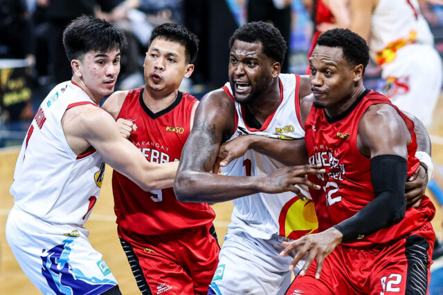 PBA: Ginebra vence Rain or Shine novamente e lidera por Scottie Thompson Justin Brownlee Barangay Ginebra vs Rain or Shine Jogo 3 semifinais do PBA