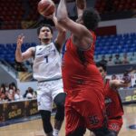Juan Gomez de Liaño, da Converge FiberXers, durante um jogo contra a Blackwater Bossing na PBA Commissioner's Cup de 2026.