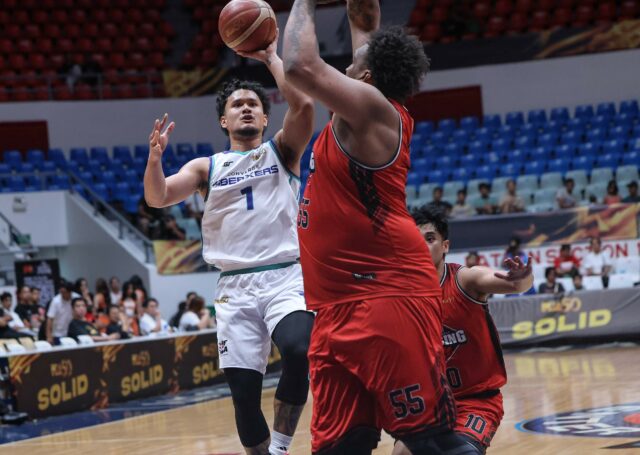 Juan Gomez de Liaño, da Converge FiberXers, durante um jogo contra a Blackwater Bossing na PBA Commissioner's Cup de 2026.