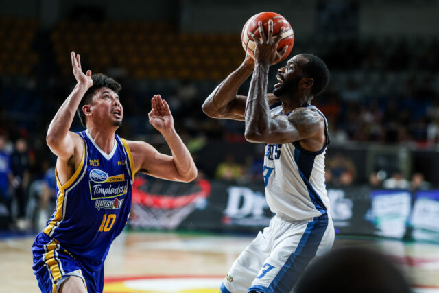 Ian Sangalang, do Magnolia Hotshots, durante um jogo contra o Meralco Bolts nas quartas de final da PBA Commissioner's Cup de 2026