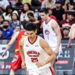 Japeth Aguilar do Barangay Ginebra Gin Kings durante um jogo nas semifinais da PBA Commissioner's Cup de 2026 contra Rain or Shine Elasto Painters