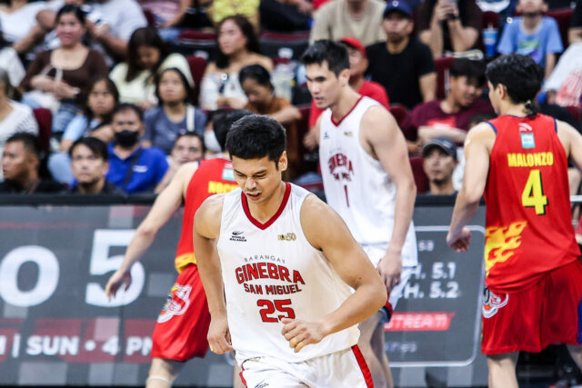 Japeth Aguilar do Barangay Ginebra Gin Kings durante um jogo nas semifinais da PBA Commissioner's Cup de 2026 contra Rain or Shine Elasto Painters