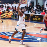 Faça chuva ou faça sol Jaylen Johnson, do Elasto Painters, durante um jogo contra Barangay Ginebra Gin Kings nas semifinais da PBA Commissioner's Cup de 2026.