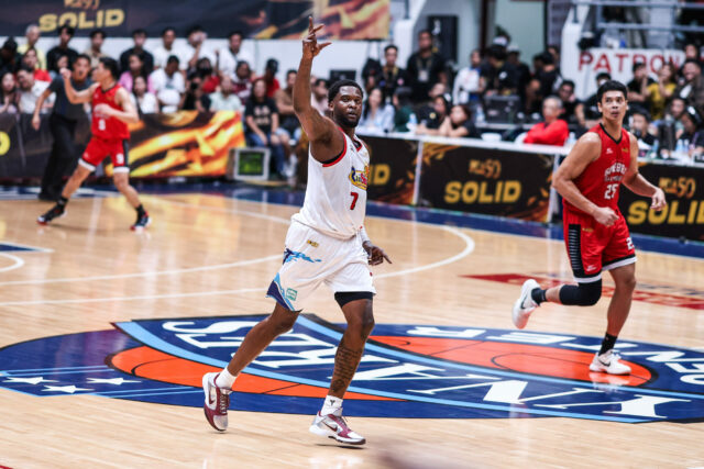 Faça chuva ou faça sol Jaylen Johnson, do Elasto Painters, durante um jogo contra Barangay Ginebra Gin Kings nas semifinais da PBA Commissioner's Cup de 2026.