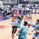 Jericho Cruz, do San Miguel Beermen, durante um jogo contra o Phoenix Fuel Masters na PBA Commissioner's Cup de 2026