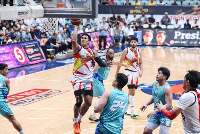Jericho Cruz, do San Miguel Beermen, durante um jogo contra o Phoenix Fuel Masters na PBA Commissioner's Cup de 2026