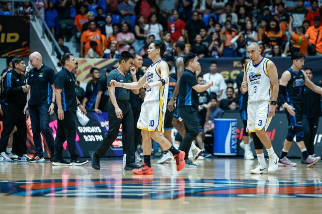 Jerom Lastimosa, do Magnolia Hotshots, durante um jogo contra Meralco Bolts nas quartas de final da PBA Commissioner's Cup de 2026. 