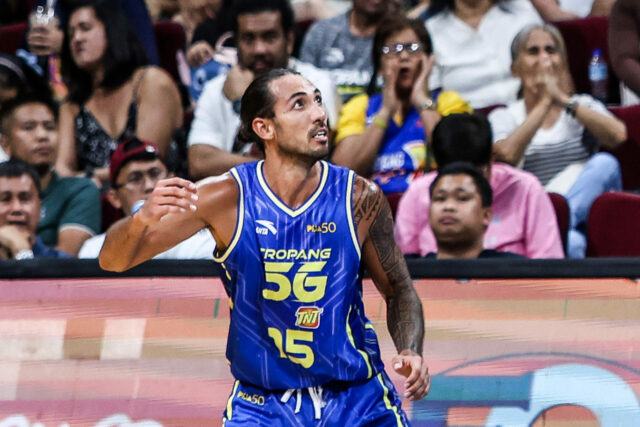 Jordan Heading da TNT Tropang 5G durante um jogo contra Meralco Bolts nas semifinais da PBA Commissioner's Cup de 2026