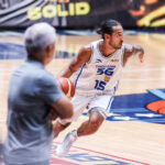 PBA marca hoje Jordan Heading do TNT Tropang 5G durante um jogo contra Meralco Bolts nas semifinais da PBA Commissioner's Cup de 2026.