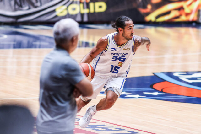 PBA marca hoje Jordan Heading do TNT Tropang 5G durante um jogo contra Meralco Bolts nas semifinais da PBA Commissioner's Cup de 2026.