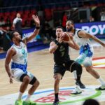 Jenning Leung, dos Cavaleiros Negros de Macau, durante um jogo contra o Phoenix Fuel Masters na PBA Commissioner's Cup de 2026.