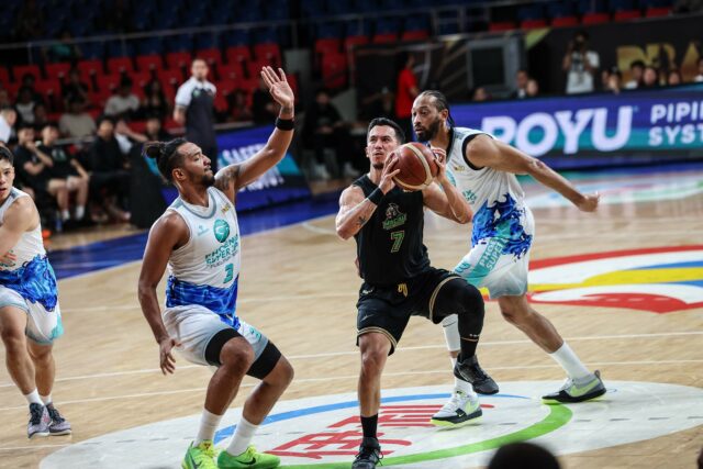 Jenning Leung, dos Cavaleiros Negros de Macau, durante um jogo contra o Phoenix Fuel Masters na PBA Commissioner's Cup de 2026. 
