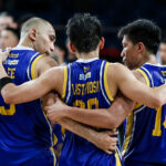 Magnolia Hotshots se reúnem durante um jogo contra o Meralco Bolts nas quartas de final da PBA Commissioner's Cup de 2026.