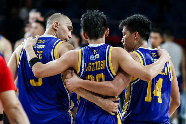 Magnolia Hotshots se reúnem durante um jogo contra o Meralco Bolts nas quartas de final da PBA Commissioner's Cup de 2026.