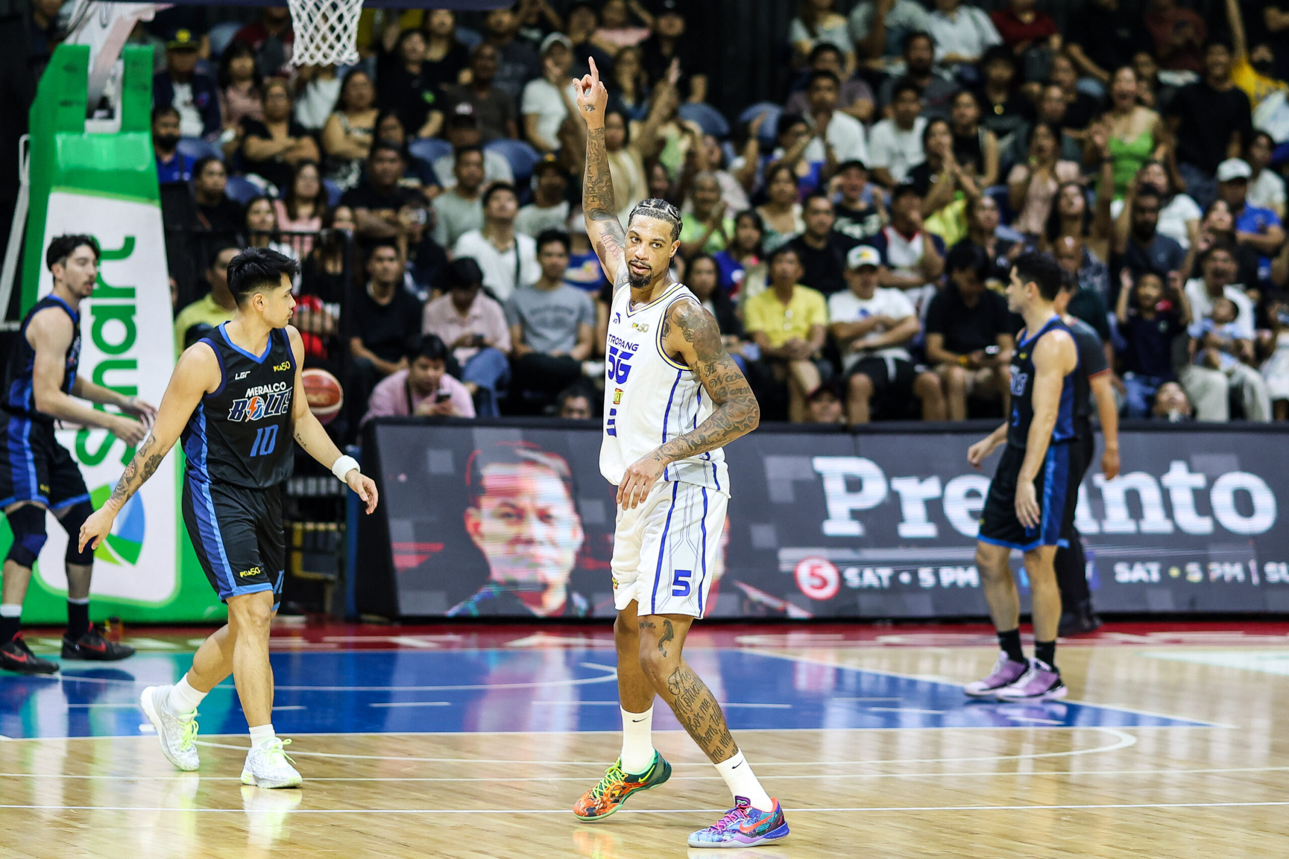 Chris McCullough, da TNT Tropang 5G, durante um jogo contra Meralco Bolts nas semifinais da PBA Commissioner's Cup de 2026.